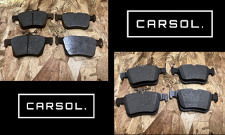 VWティグアンのリアディスクパッド交換で使用する新品リアブレーキパッドを並べた状態。交換前準備として撮影した部品写真。